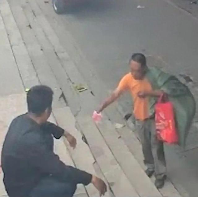 拾荒男子时隔两年上门还账，用诚信之举完成一场尊严的救赎