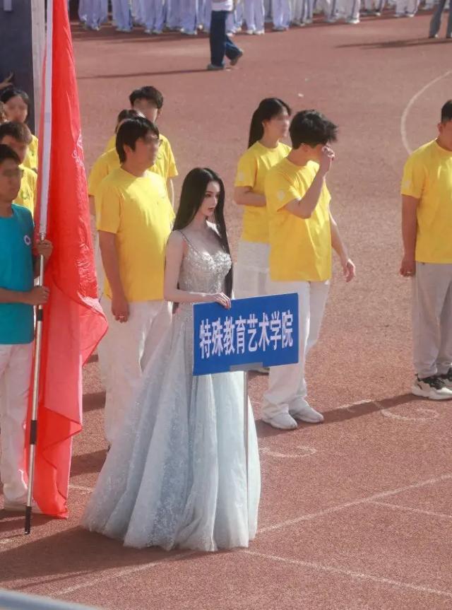 长相完美听障女孩宸玥回应整容：很多人说我长得可怕