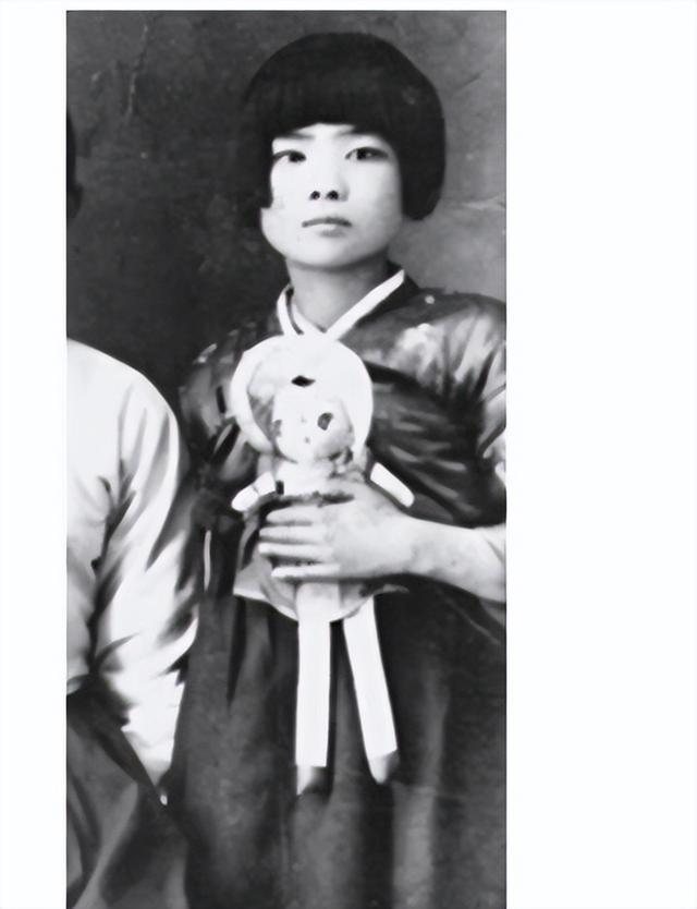 韩国93岁女校长冻龄神话背后：一生未婚未育奉献社会令人敬佩