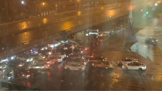 车停桥下躲冰雹致拥堵，灵魂追问：你是车主会咋做？丨中听