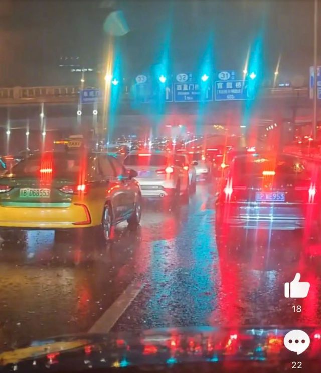 车停桥下躲冰雹致拥堵，灵魂追问：你是车主会咋做？丨中听