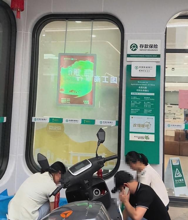 病重老人被要求亲自取钱丧命银行，金融服务缺失的温度谁来买单？
