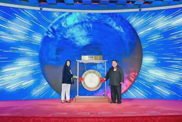绿茶餐厅五战IPO上市即破发！浙江夫妻敲钟收获25亿身家