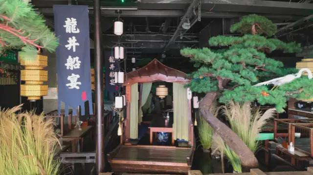 绿茶餐厅五战IPO上市即破发！浙江夫妻敲钟收获25亿身家