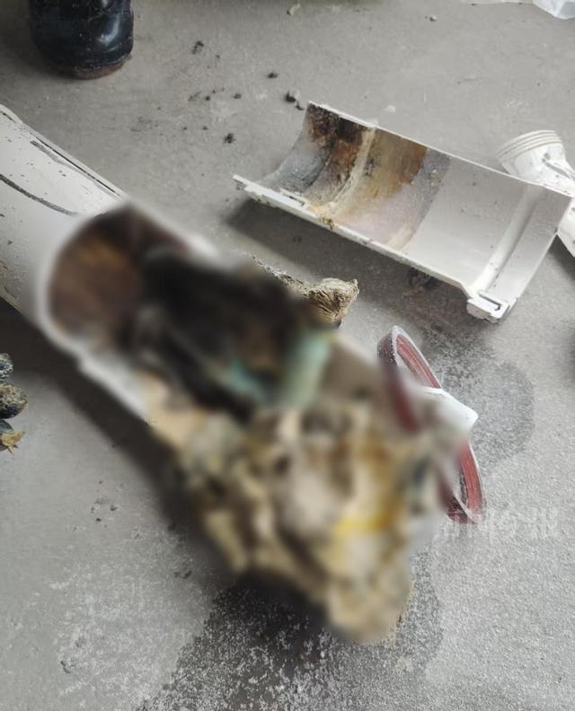 婚房被粪水浸泡漫过脚踝 业主崩溃:原定5月底乔迁