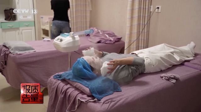 女子美容院祛痘，竟越祛越多！医生紧急提醒→