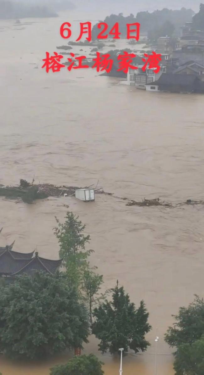 贵州榕江县城最大商场被洪水淹没 紧急撤离进行中