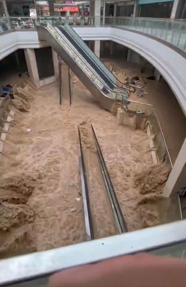 贵州榕江县城最大商场被洪水淹没 紧急撤离进行中