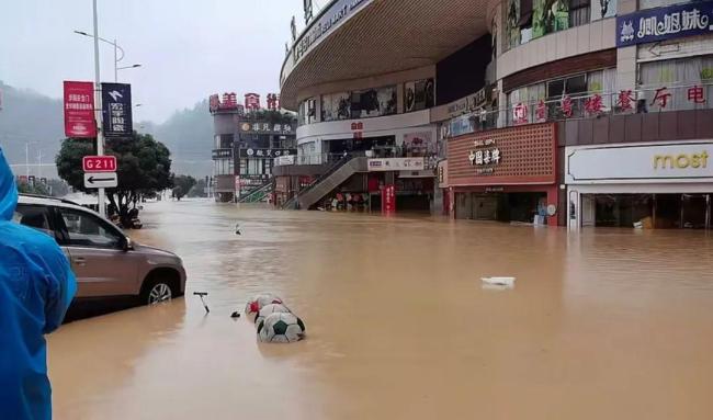 贵州榕江县城最大商场被洪水淹没