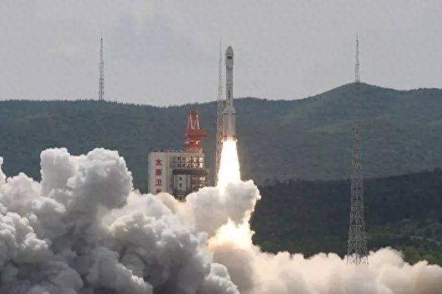 中国低轨卫星互联网04组升空，打破“星链垄断”的关键一步