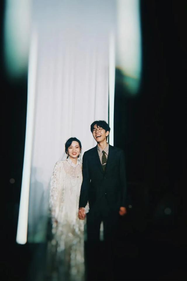 知名男歌手公布婚礼照！两个孩子作为花童现身，代表作《理想三旬》《行歌》