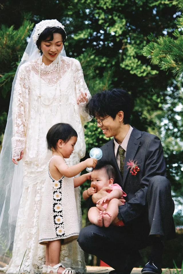 知名男歌手公布婚礼照！两个孩子作为花童现身，代表作《理想三旬》《行歌》