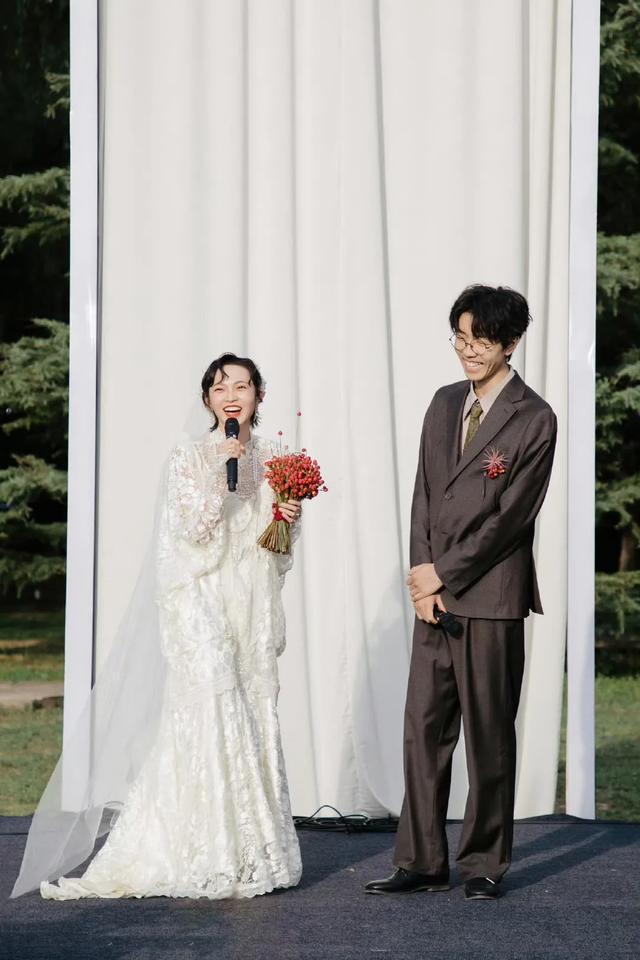 知名男歌手公布婚礼照！两个孩子作为花童现身，代表作《理想三旬》《行歌》