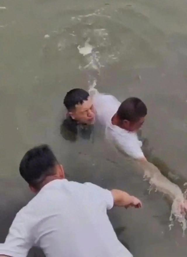 跪别母亲，扑向深水：军人张伟的那一磕让人泪流满面