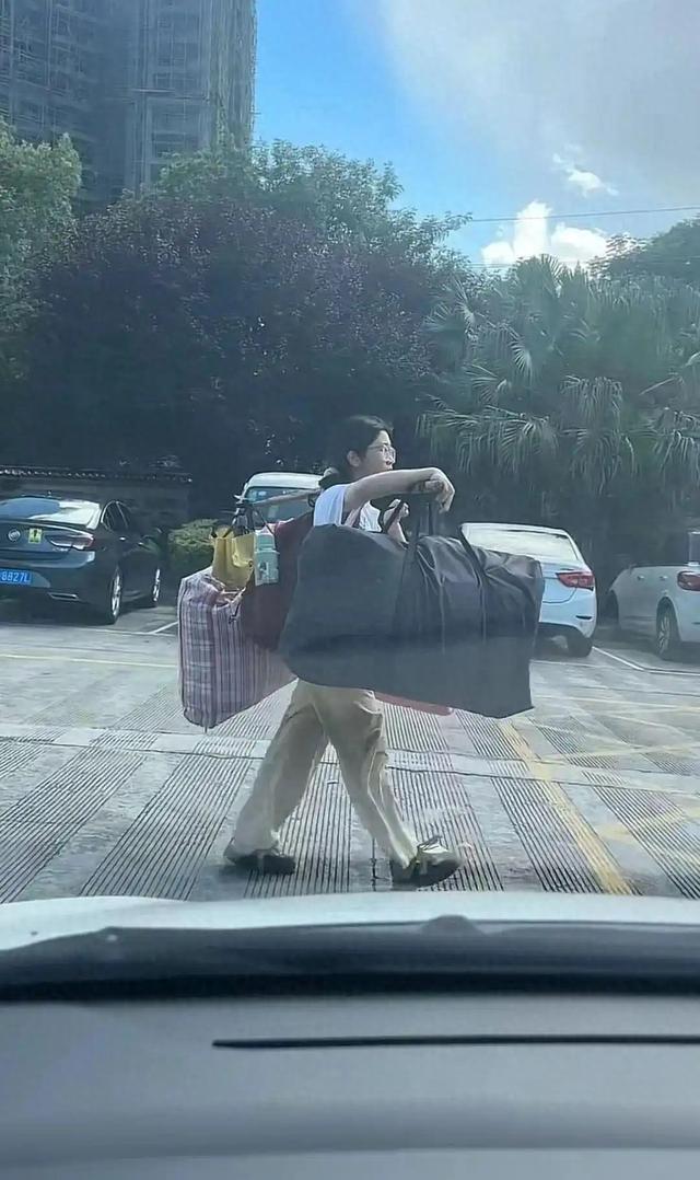 高考结束挑行李回家的女生发声：不要资助暑假要卖凉粉