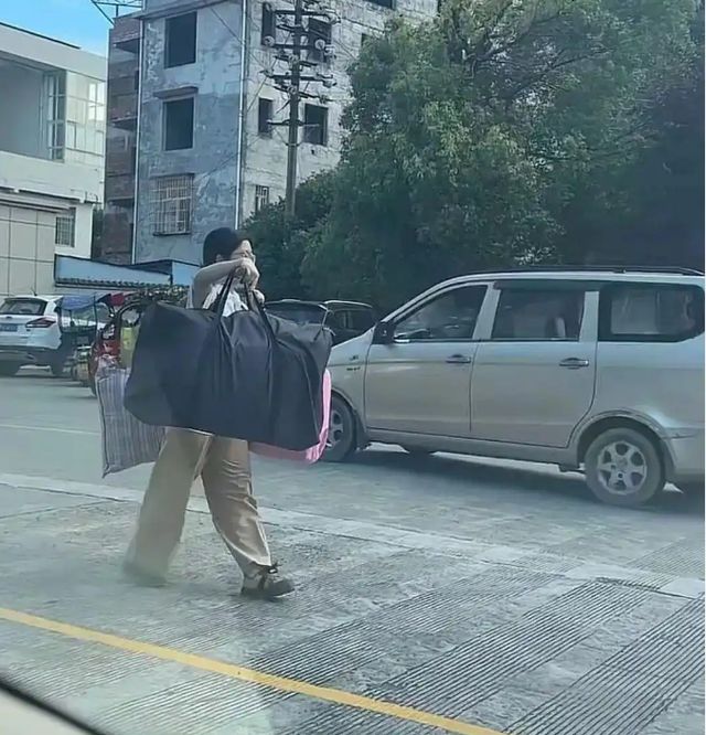 高考结束挑行李回家的女生发声：不要资助暑假要卖凉粉