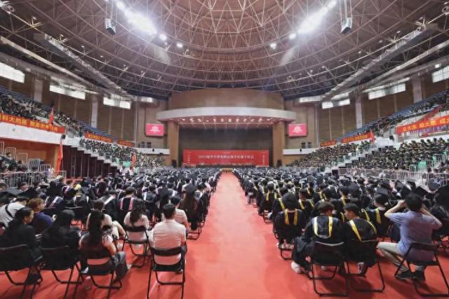 黄河科技学院举行2025届学生毕业典礼暨学位授予仪式