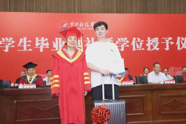 黄河科技学院举行2025届学生毕业典礼暨学位授予仪式