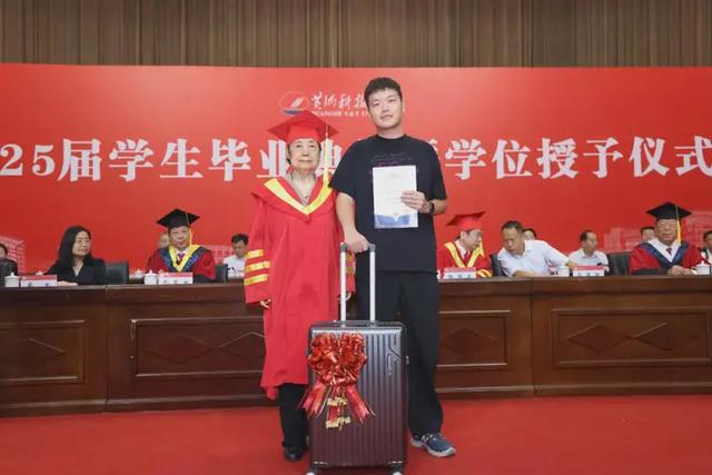 黄河科技学院举行2025届学生毕业典礼暨学位授予仪式