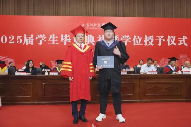 黄河科技学院举行2025届学生毕业典礼暨学位授予仪式