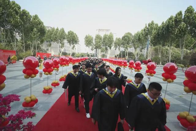 黄河科技学院举行2025届学生毕业典礼暨学位授予仪式
