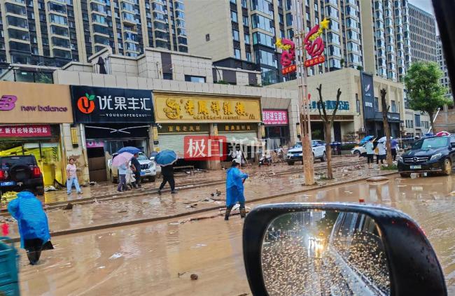警方调查金店上千万元金饰被冲走