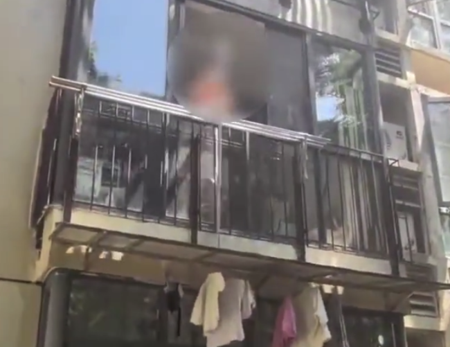 女子为挡楼上污水安遮阳棚反遭破坏：楼上常晾湿哒哒物品