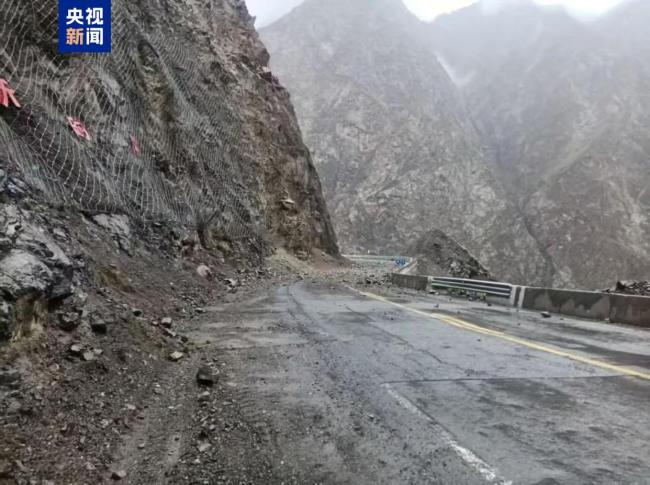 新疆独库公路北段出现山体塌方