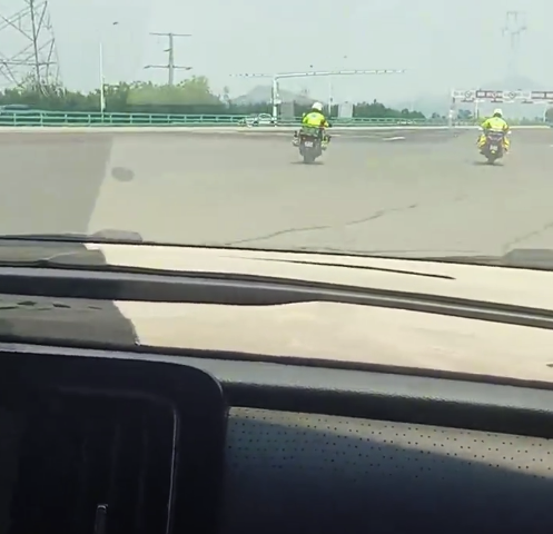 老人转院交警“狂飙”开道 病人家属跪地感谢