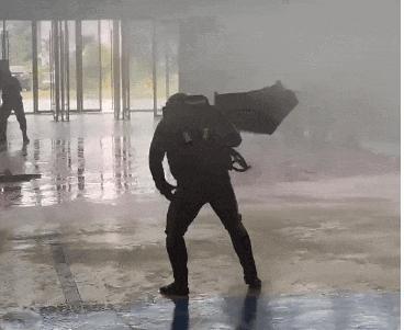 受台风影响多地通知停工停课 风雨来袭严阵以待
