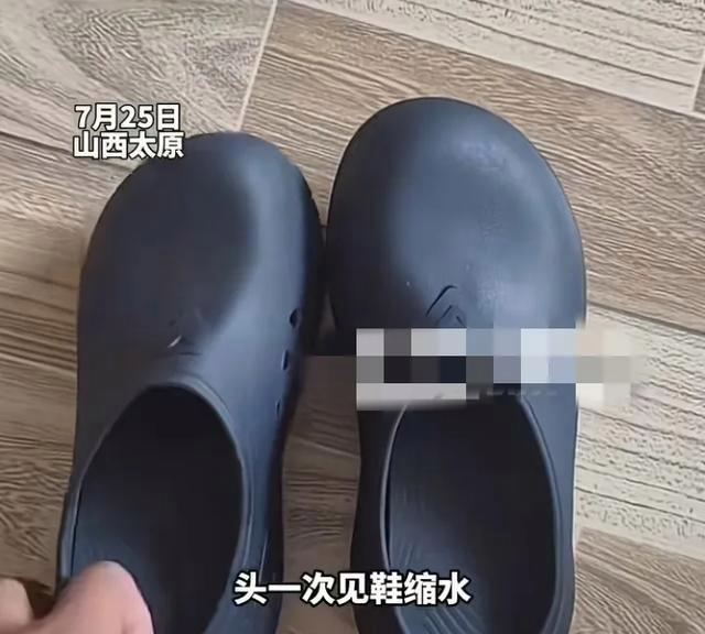 男子买塑料拖鞋放车后备箱三天后缩水 拖鞋“瘦身”惊呆主人