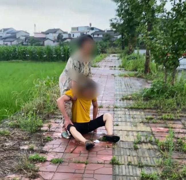 夫妻吵架丈夫赌气喝下敌敌畏 路人援手救危急