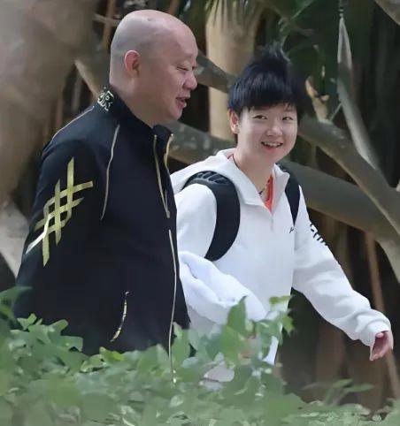 孙颖莎坚持训练备战乒超，恩师杨广弟陪练 汗水见证努力