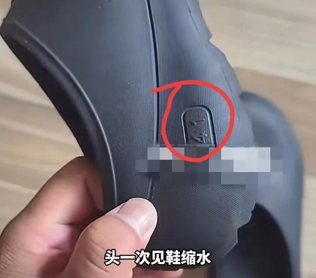 男子买塑料拖鞋放车后备箱三天后缩水 拖鞋“瘦身”惊呆主人