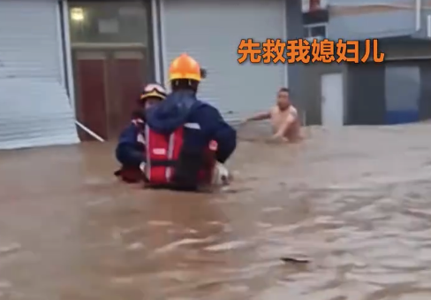 被困男子高喊：“先救我媳妇，先把我媳妇儿弄回去！”
