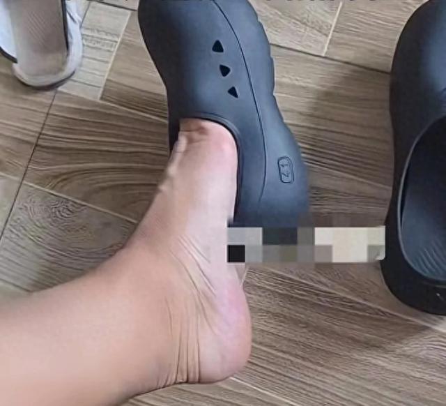 男子买塑料拖鞋放车后备箱三天后缩水